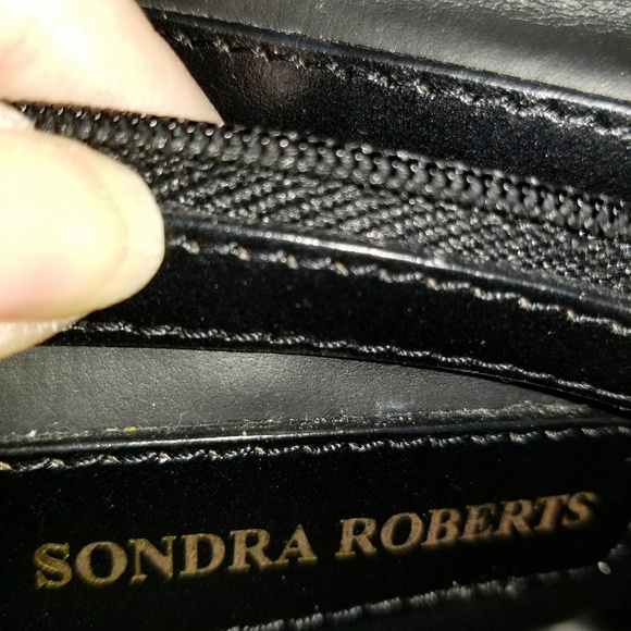 Sondra Roberts leather handbag - Picture 2 of 3